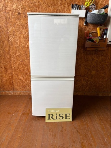 J0604 シャープ　SHARP 2011年　137L  2ドア冷蔵庫サイドポケット一部割れあり