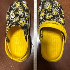 ミニオンサンダル黒✖️黄色の画像