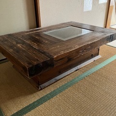 木製テーブルの画像
