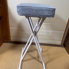 折りたたみグレー系クッション椅子中古美品の画像