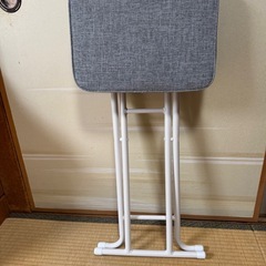 折りたたみグレー系クッション椅子中古美品の画像