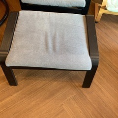 IKEAパーソナルチェアとオットマンのセットですの画像