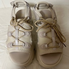 スポーツサンダルとvansスリッポンの画像