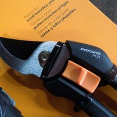 新品 FISKARS 太枝切鋏 剪定鋏 セット 園芸用ばさみ 3.2cmの枝の切断 フィスカース 庭仕事 庭管理 冬越し 札幌市 新道東店の画像