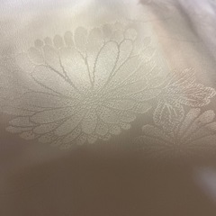 白の着物と黒の着物の画像