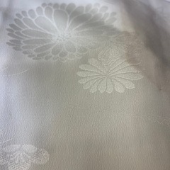 白の着物と黒の着物の画像
