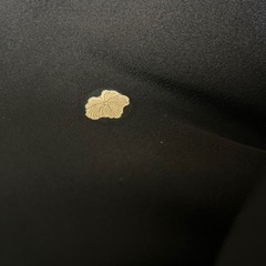 白の着物と黒の着物の画像