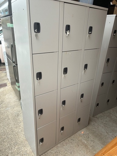 鍵付きスチールロッカー　鍵有り①