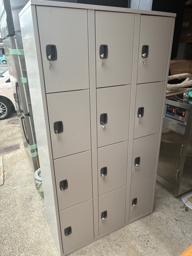 鍵付き　スチールロッカー　鍵有り　②