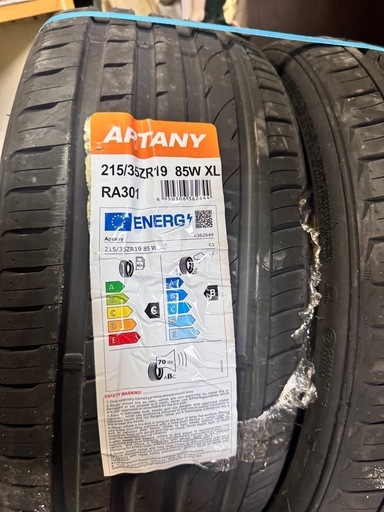 新品未使用タイヤ２本
　215-35-19
