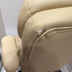 キャスター付き椅子 黄色 座り心地はそこそこ良くて仕事が捗ります！の画像