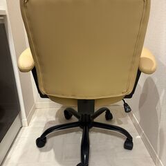 キャスター付き椅子 黄色 座り心地はそこそこ良くて仕事が捗ります！の画像