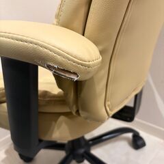 キャスター付き椅子 黄色 座り心地はそこそこ良くて仕事が捗ります！の画像