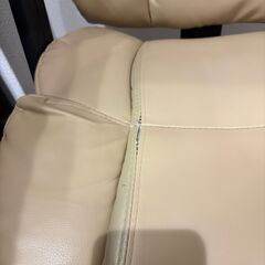 キャスター付き椅子 黄色 座り心地はそこそこ良くて仕事が捗ります！の画像
