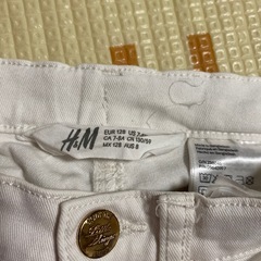 H&M 白のショートパンツ　7-8yの画像