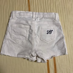 H&M 白のショートパンツ　7-8yの画像