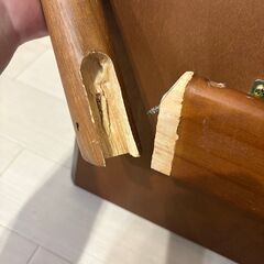 折りたたみ机（足が1本折れてます）の画像