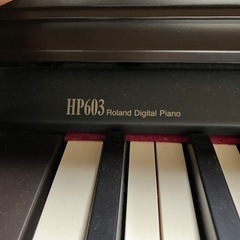 I 2510-189 ローランドHP603 電子ピアノ　3本ペダル　88鍵盤　年式不明　動作確認済み　イス付き　中古　バラ売り不可の画像