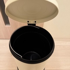 ニトリ　ペダル式　ゴミ箱の画像