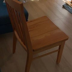 木製ダイニングテーブルと椅子2脚とベンチセットの画像
