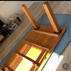 木製ダイニングテーブルと椅子2脚とベンチセットの画像