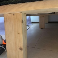 クイーンサイズマットレスとフレームとクイーンサイズ掛け布団の画像