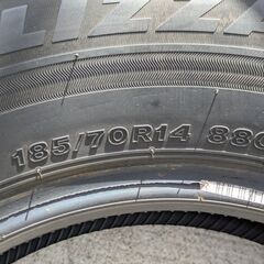 工賃込み　ブリヂストン２０２３年製冬タイヤ１８５／７０Ｒ１４　４本セットの画像