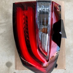 オデッセイハイブリッド
 RC4 前期 右テール 新品未使用品の画像