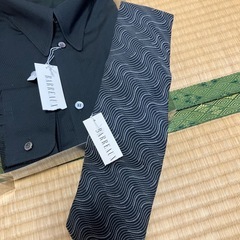 BARREAUX 黒シャツとネクタイの画像