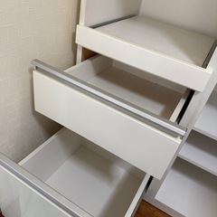 白い 食器棚の画像