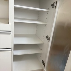 白い 食器棚の画像