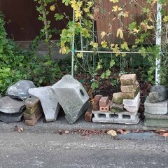 逗子 無料あげます 石材 ブロック ブリックレンガ 瓦 かわら  花瓶 文鎮 置物 ストーンプレート 台座 粘板岩 板状 加工 スクエア 門扉 フェンス エクステリア 生け花 玄関 床材 外壁 内壁 舗装 建築材料 床 水回り 天板 舗装材 壁 石肌 天然石 加工 石碑 飛び石 庭 ガーデニング 境界 路 庭園 装飾品の画像