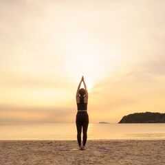 秋の夕暮れビーチヨガ 〜Sunset Flow〜　＠逗子海岸