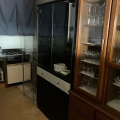 黒い食器棚の画像