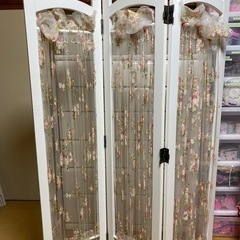 美品】ローズ柄レース付きホワイトパーテーション／3連スクリーン／姫系・サロン・撮影背景にも✨ の画像
