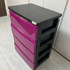 【中古】ローズレッドの4段チェスト（木製天板付き）の画像