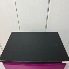 【中古】ローズレッドの4段チェスト（木製天板付き）の画像