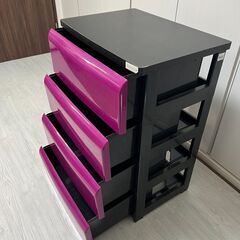 【中古】ローズレッドの4段チェスト（木製天板付き）の画像