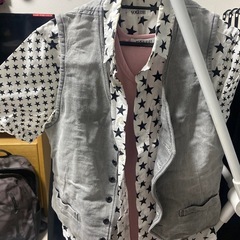 タンクトップ、柄シャツ、ジレの画像