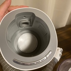 ネコ用の掃除用品、ブラシとノズル付き。の画像