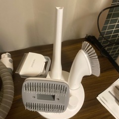ネコ用の掃除用品、ブラシとノズル付き。の画像