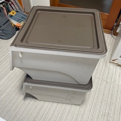 重ねて使える衣装ケースの画像