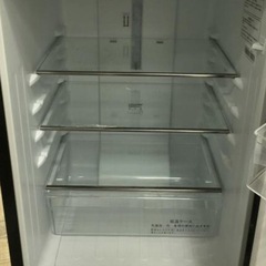 冷蔵庫【配達無料お届け設置出来ます💫都内近郊🚚】✨人気のHisense製❄️高品質✨除菌クリーニング済の極美品✨他にも冷蔵庫.洗濯機.電子レンジ.オーブン電子レンジ.炊飯器.テーブル&椅子.机&チェアー.ベット&マットレス.ドレッサーなど多種多様な美品が有ります✨お気軽にお問い合わせ下さい💫の画像