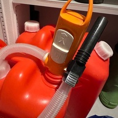 灯油ポリタンク2つ　自動給油ポンプ　の画像