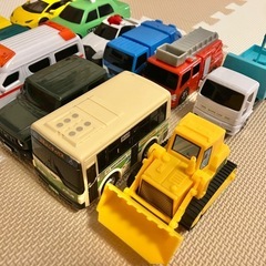 ミニカー　子供のおもちゃ　消防車　バス　救急車　乗り物の画像