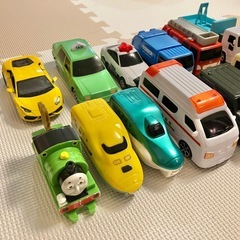 ミニカー　子供のおもちゃ　消防車　バス　救急車　乗り物の画像