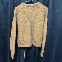 【GU】ケーブルクロップドカーディガン　ブラウンの画像