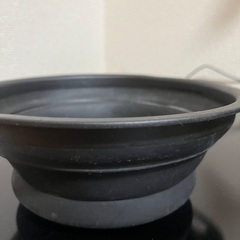 黒いプラスチック水切りカゴの画像
