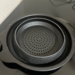 黒いプラスチック水切りカゴの画像