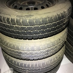 車のタイヤ145R12取引中の画像